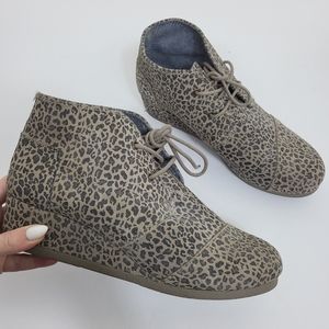 Toms Kala Desert Wedge Cheetah Suede Boots 6 YOUTH 8 WOMENS